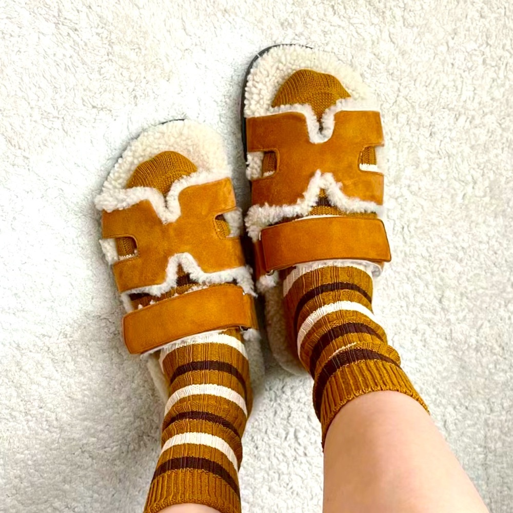 Cute H sandals